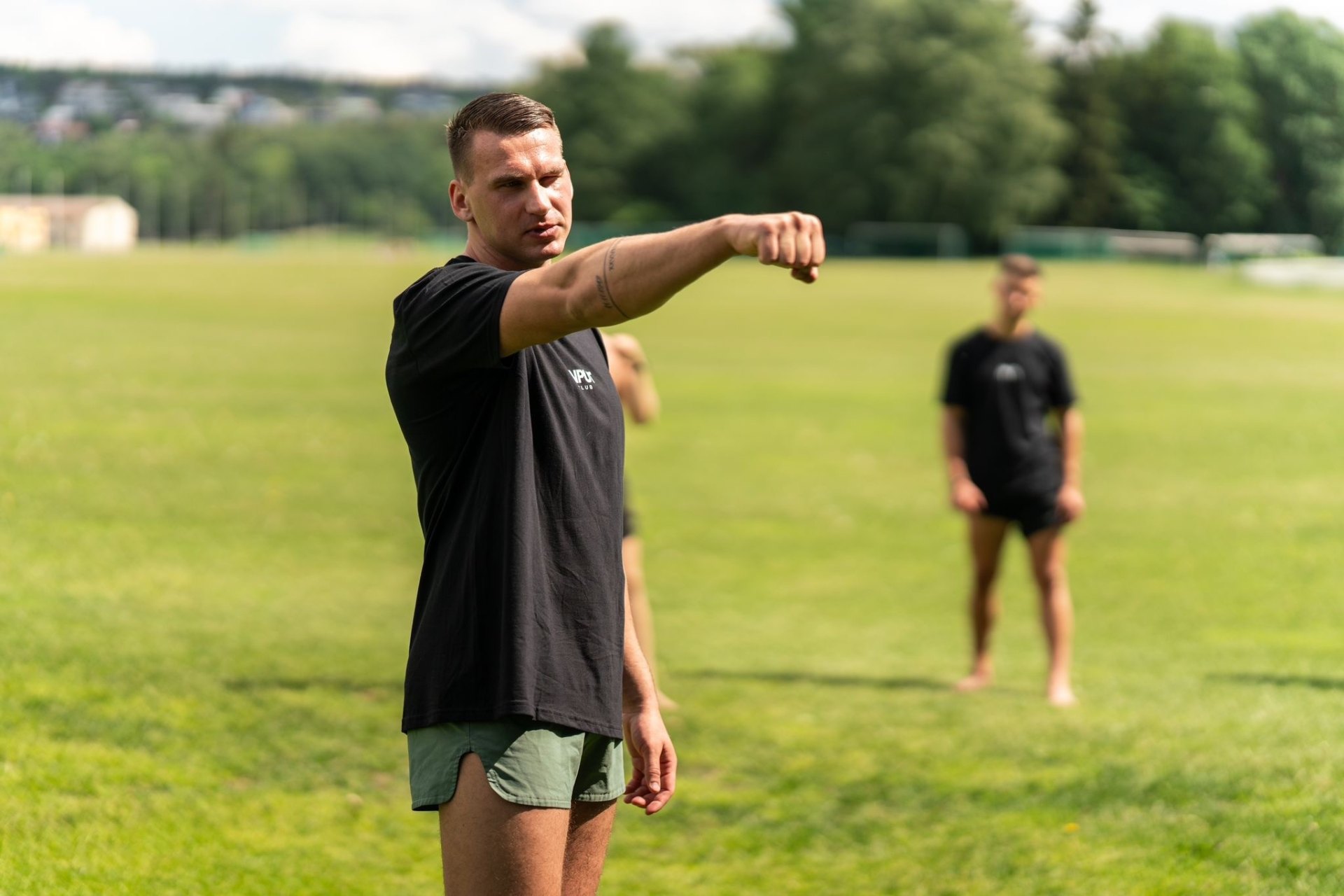Andreas Iversen coacher en ungdom i boksing